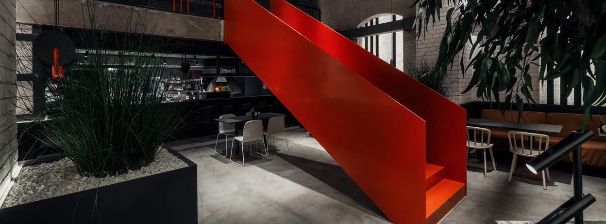 دکوراسیون داخلی رستوران Pizza 22 Restaurant با پلان معماری در مرکز تاریخی مسکو