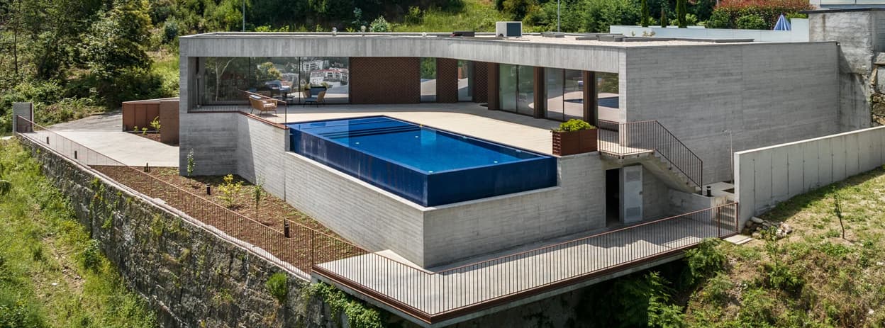 نمای خانه House CVV با ترکیب بتن و آجر
