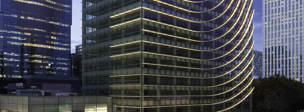 نمونه‌ای از بازسازی اداری پایدار است که با طراحی نما و بهره‌وری انرژی ارزش بازار و محیط کار را ارتقا داده است.