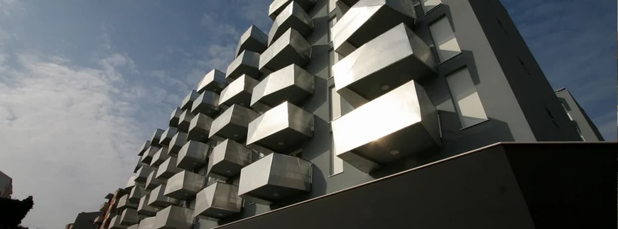 ساختمان مسکونی u شکل