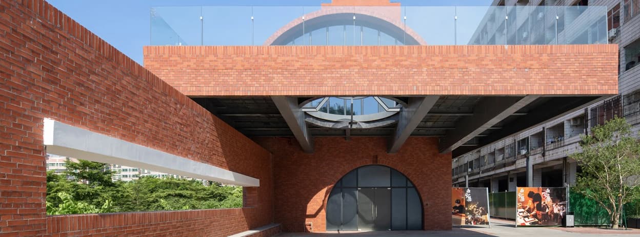 نمای بیرونی پایگاه پژوهشی هنر سرامیک شماره ۷ با طاق‌های قوسی و رنگ آجر قرمز