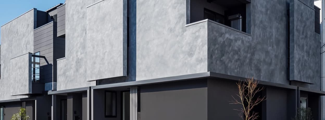 لایه‌ی حائل در معماری کازا لگاتو؛ وقتی پله و راهرو به فیلتر صوتی و نوری تبدیل می‌شوند