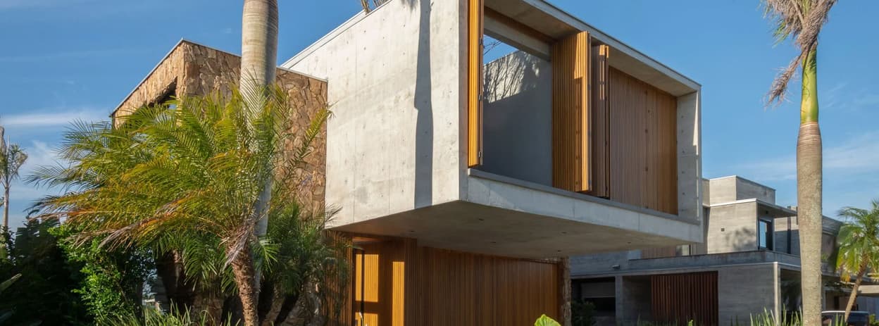 معماری ویلای «کازا فُلیا» در پورتو؛ کنسول بتن اکسپوز معلق با سایبان‌های چوبی