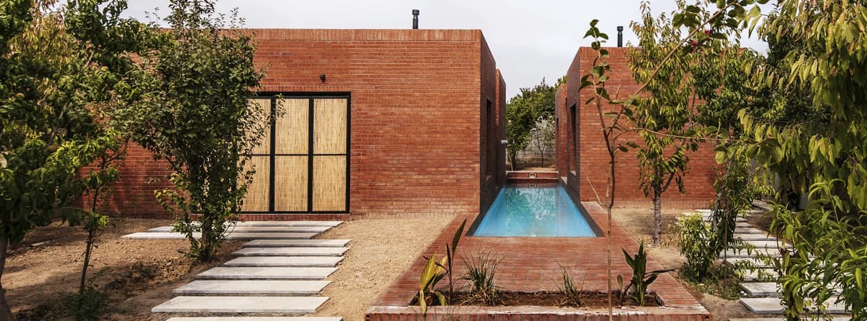 تحلیل معماری ویلا میان‌مرز اثر EZ Studio؛ از حفظ درختان تا چیدمان مکعب‌های آجری