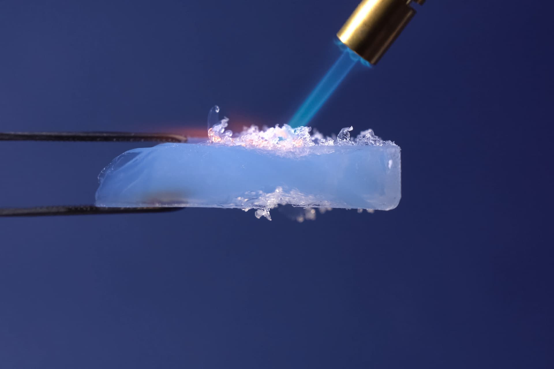 عایق های اروژل چیست و چرا انقلابی در عایق کاری ساختمان هستند | مزایا و معایب