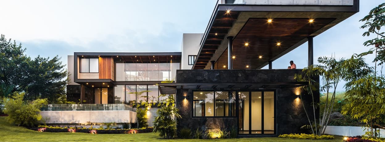 نمای خارجی خانه کالِت با حجم صاف و افقی