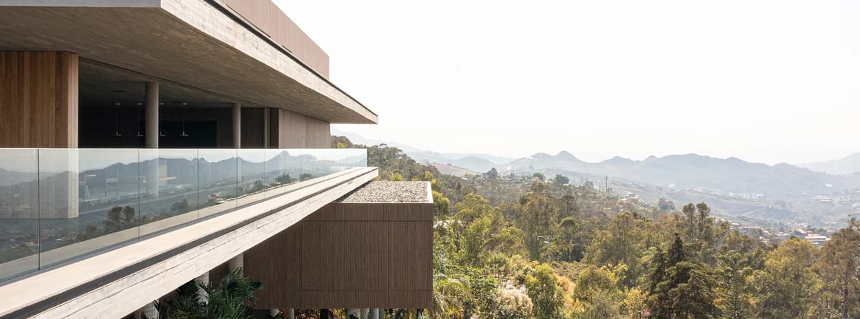 ویلای معلق در جنگل برنده جایزه معماری