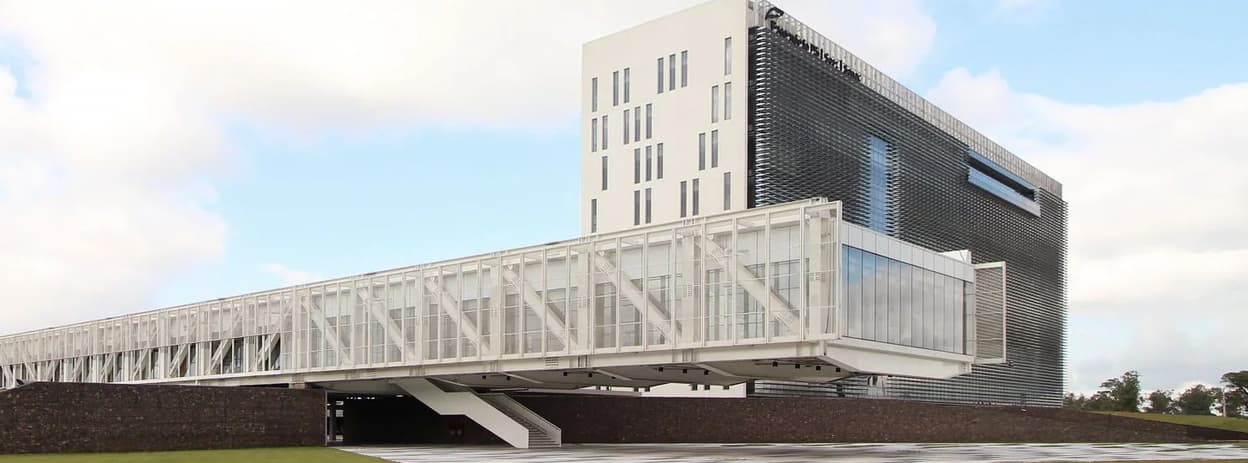 ساختمان مرکزی با نمای معلق برنده جایزه معماری