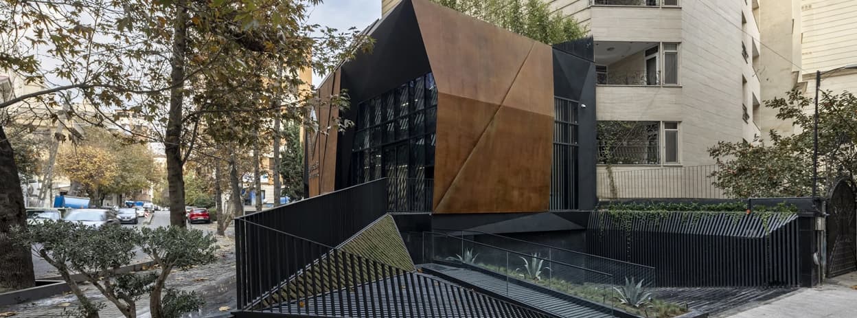 ساختمان بانک کارآفرین در فرشته