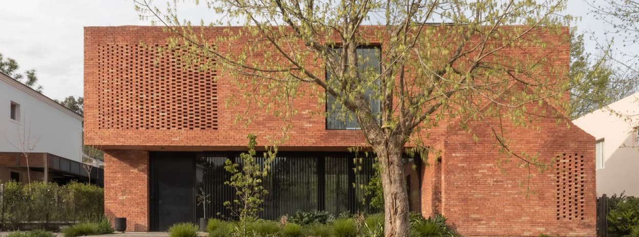 بررسی معماری ویلای آجری CM با سقف شیبدار در آرژانتین | همراه با پلان های معماری