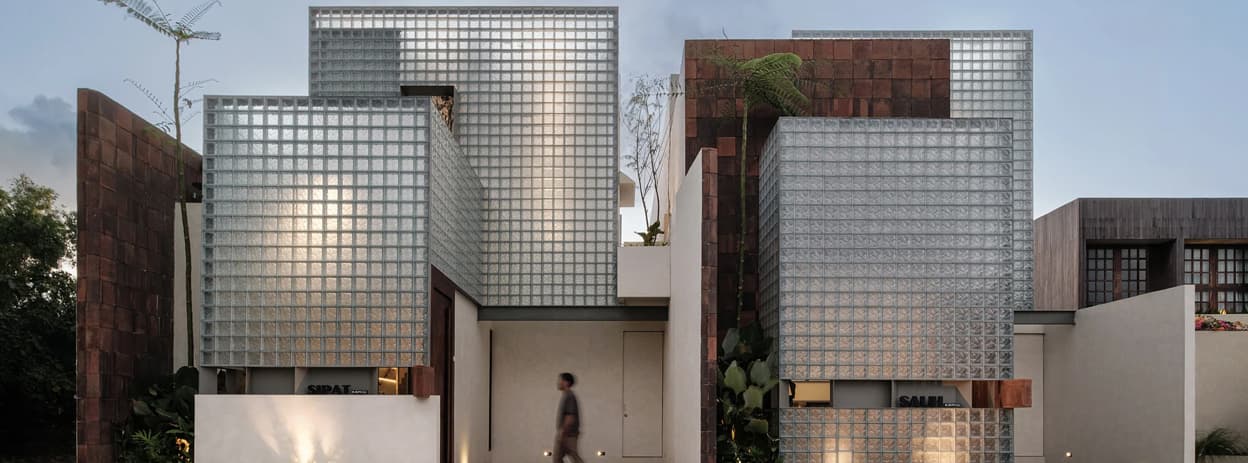 ویلای سیپات و ساو در بالی؛ طراحی با پوسته شیشه ای و حیاط مرکزی | تحلیل معماری در مجله ۲۳گانه