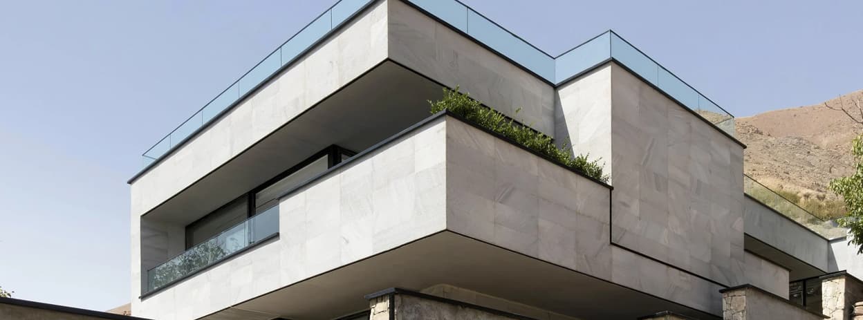 ویلای «کوهرَوان» در خسروان؛ ویلای پلکانی روی دامنه زرین کوه با حیاط مرکزی و آتریوم