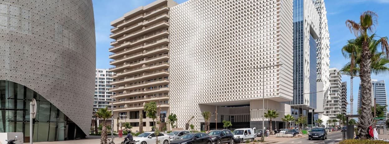معماری ساکت در میان برجهای پرجلوه؛ تحلیل برج Cube اثر دفتر OUALALOU+CHOI