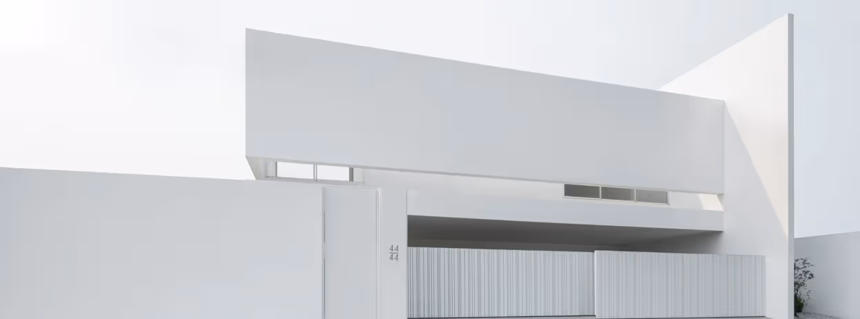 ویلای «لوسنت» پوسته سفید مینیمال با فضای دبل هایت برای خانواده | تحلیل معماری در مجله ۲۳گانه