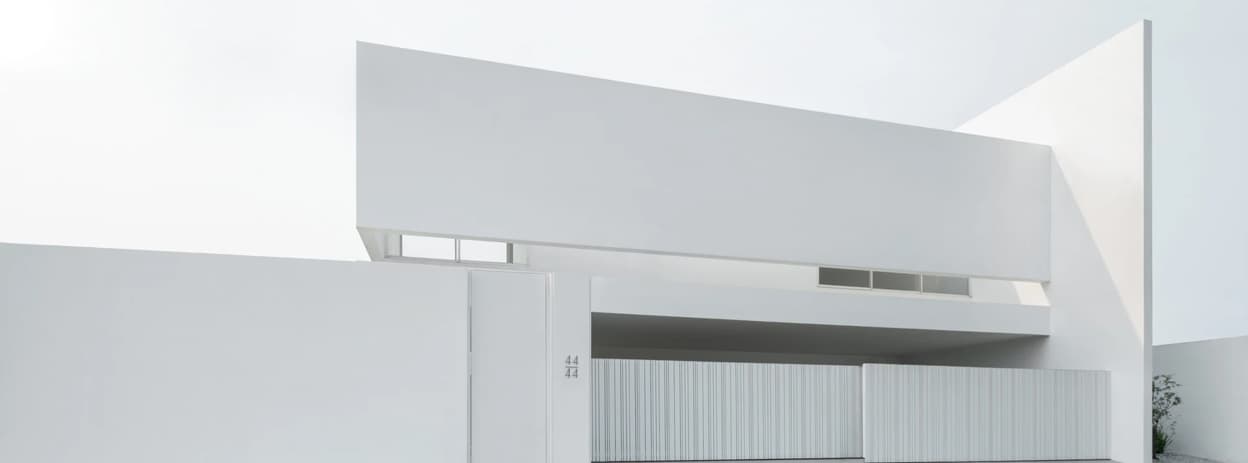 خانه سفید مینیمال در تایلند؛ سازماندهی نشیمن و غذاخوری با اختلاف تراز نه با دیوار