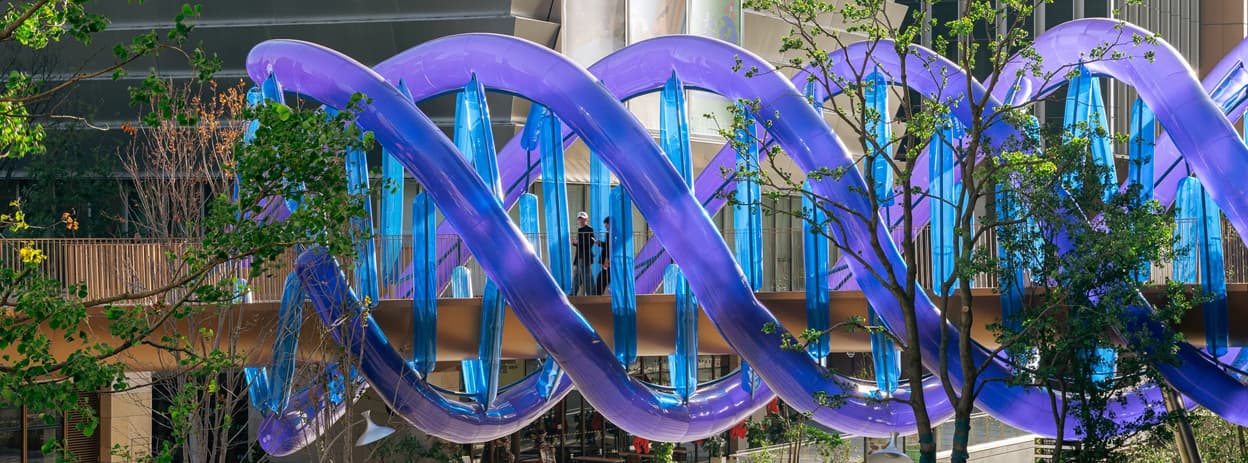 پل «مارپیچ آبی» در شانگهای؛ تونل آبی روی پل پیاده در مجتمع تجاری | تحلیل معماری در مجله ۲۳گانه