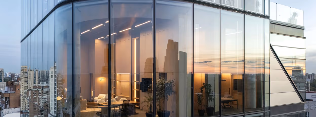 معماری برج ویلو در بوینس آیرس؛ چهار نمای تمام شیشهای و سازه هیبریدی در خیابان لیبرتادور