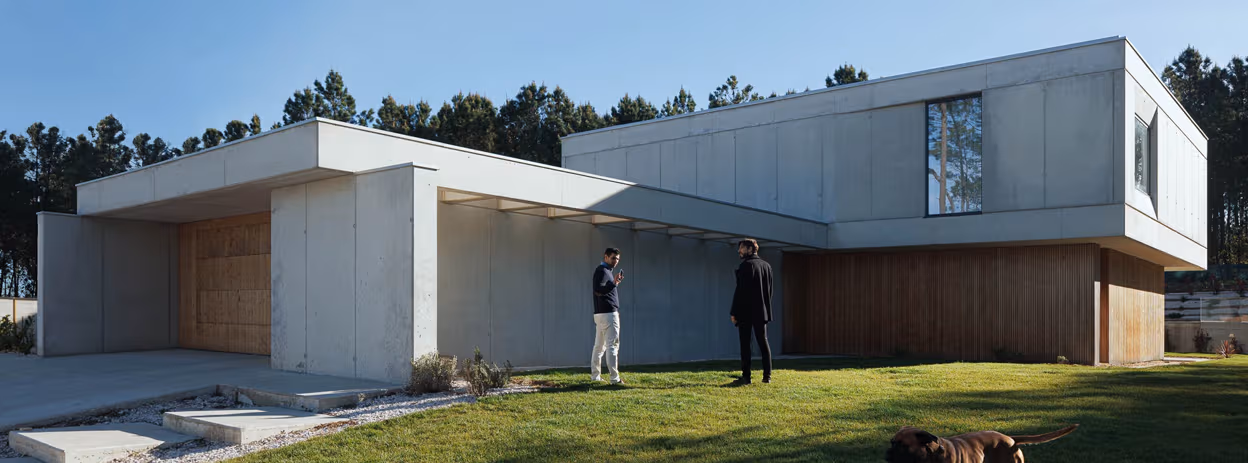 معماری «موندائو» در پرتغال؛ ویلای با نمای بتن اکسپوز و چوب طبیعی و نورگیرهای سقفی | تحلیل معماری در مجله ۲۳گانه