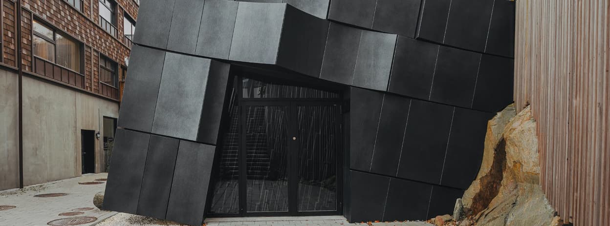 معماری «تالار کوه» در کروکسلت سوئد؛ ورودی تندیس وار به حفره سنگی با پوسته فلزی هیدرو دیپ