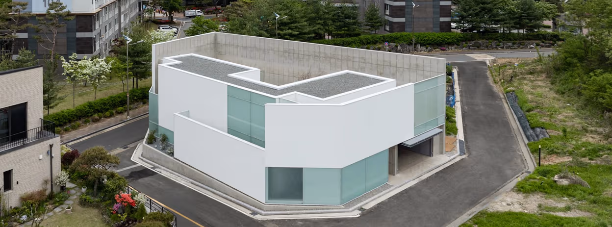 معماری خانه مدرن «VEGA» ؛ تراسهای خصوصی و حیاط های کوچک | 23Gane