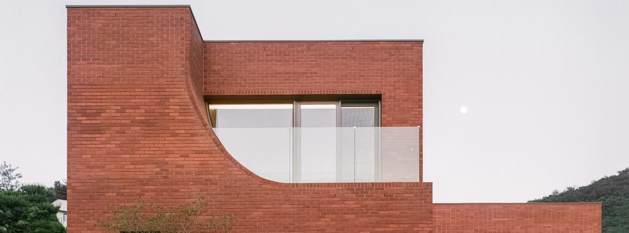 معماری ویلای لانه کوچک در کره جنوبی | نمایی با پوسته آجری و کنسول سازه ای